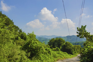 千山木鱼庵景区路边山林蓝天彩云