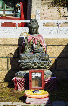 千山太和宫院内杨枝观音雕像