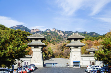 千山风景区的泰和门与树木山峰