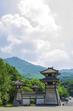 千山风景区的泰和门的泰字门楼