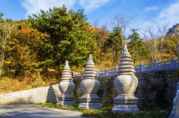 千山香岩寺塔林一侧的三座石塔