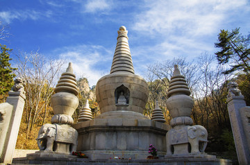 千山香岩寺塔林佛塔与石象驮石塔