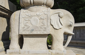 千山香岩寺披着海上日出石毯石象