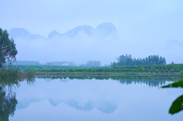 清晨的蓝色湖泊