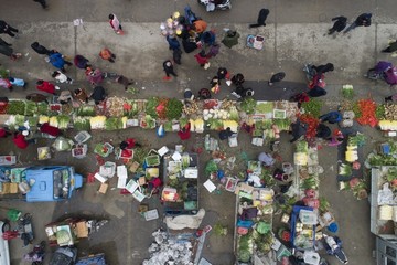 航拍江苏淮安乡村的年货大集