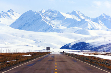 独库公路巴音布鲁克雪景