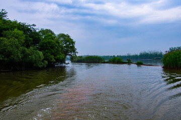 船尾波浪水花