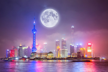 月亮和上海夜景