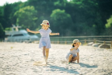 沙滩小孩玩耍