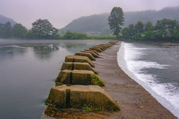 滚水坝