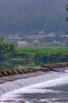 滚水坝