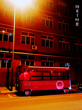 夜幕下的公交车