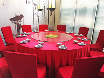 红色餐桌