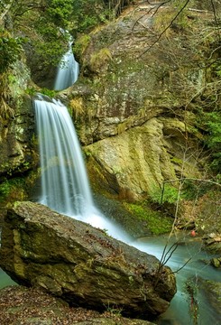 山涧飞瀑