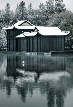 湖边亭雪景