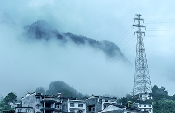 烟雾弥漫的高压铁塔坐落在长江边