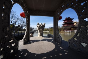 江苏淮安蓝天下的城市建筑景观