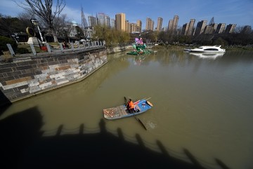 江苏淮安蓝天下的城市建筑景观