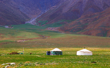 新疆阿尔金山草场哈萨克族帐篷