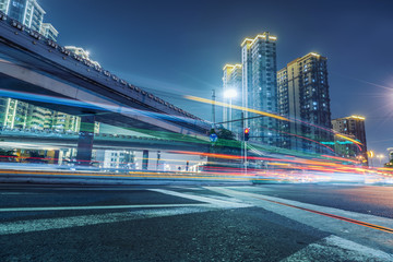 城市道路夜景和模糊的车灯