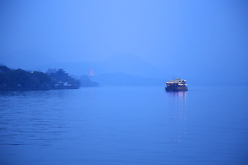 烟雨西湖