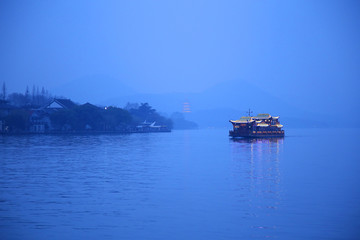 烟雨西湖