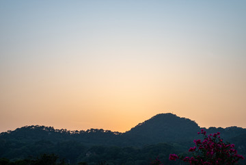 夕阳下山的剪影