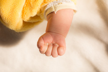 婴儿的小手握拳