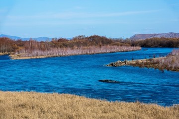 秋季根河蓝色河水