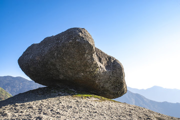 山顶巨石