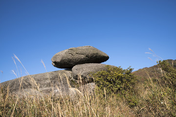 山顶巨石