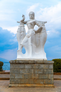 云南大理洱海公园白族少女雕塑