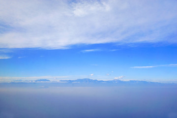 航拍冲出云层的四川龙门山山脉