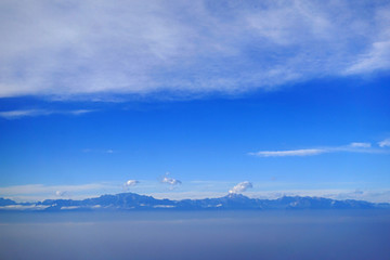 航拍冲出云层的四川龙门山山脉