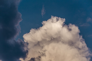 高空中的积雨云