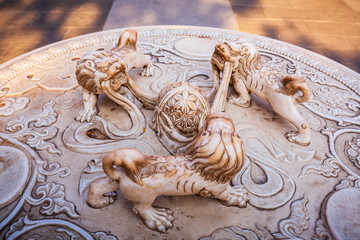 三只石狮子抢绣球雕塑