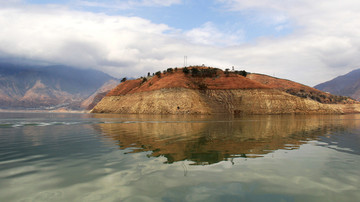 汉源湖中岛倒影