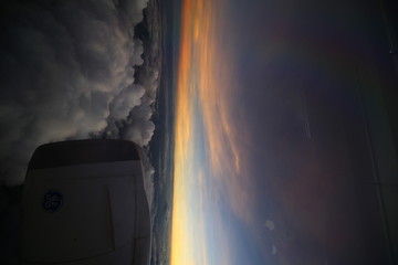 飞机空中日出