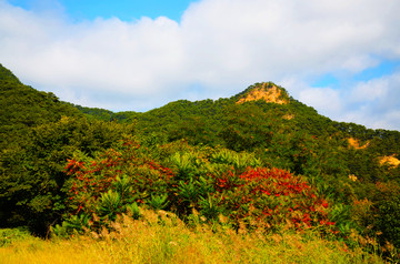 千山积翠山景区天空彩云与山