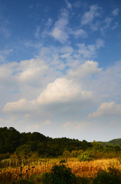 千山积翠山景区天空彩云与山