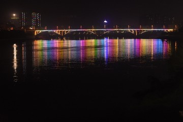 河边夜色桥