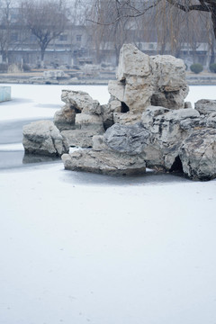 湖里的雪