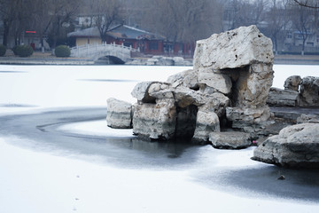 湖里的雪