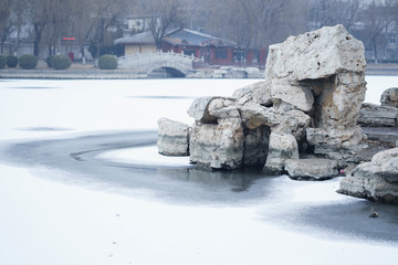 湖里的雪