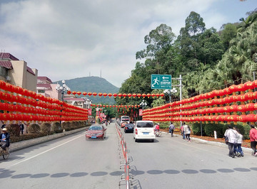 春节圭峰山圭峰路的灯笼