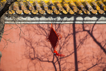 红墙中国结