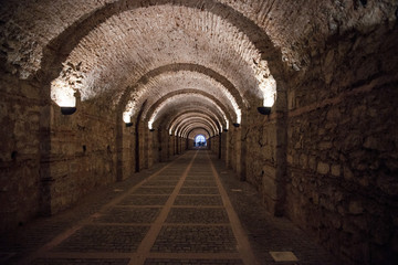欧洲古代石砖地下隧道走廊