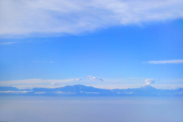 航拍冲出云层的四川龙门山山脉