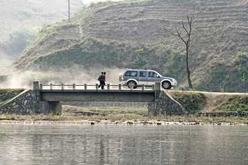 鸭绿江边朝鲜民众