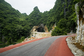 穿过岩洞的公路